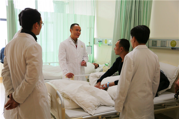 广州知名微创外科专家来亚博取款快速安全医院开展义诊手术